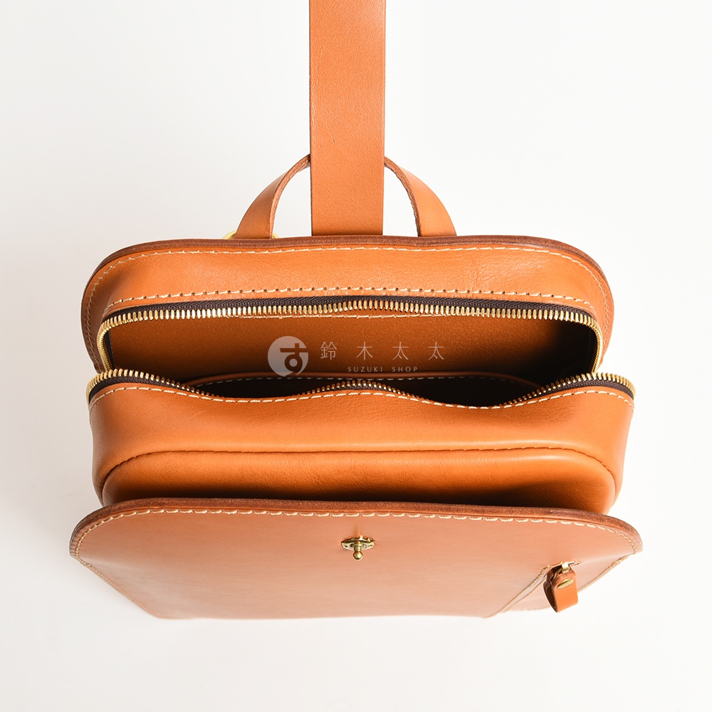 職人手作皮革商務休閒兩用後背包 R-36，展現溫潤的棕色皮革質感，精緻的縫線與金屬拉鍊細節，呈現高品質的工藝。