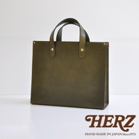 職人手作皮革直式托特包，橄欖綠，簡約設計，兩個手提帶，以金屬鉚釘固定。