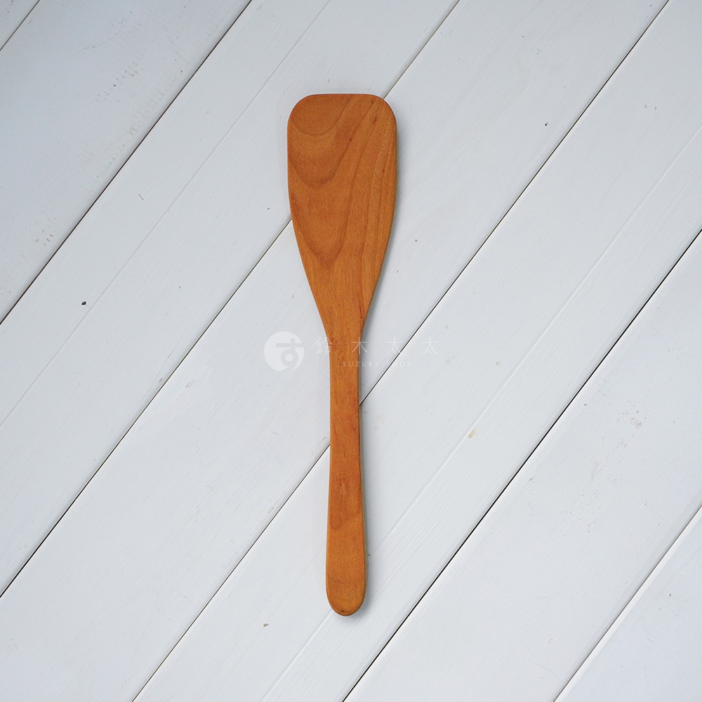 YAMASAKURA 山櫻木窄型鍋鏟，呈現溫潤的木質原色，長柄設計，鍋鏟頭呈扁平狀，適合攪拌使用。
