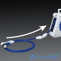 白色捲軸式收納盒連接藍色軟管，軟管上有白色快速接頭，末端連接藍色和銀色的澆水槍頭。