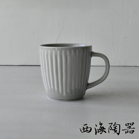 灰色陶瓷馬克杯，杯身帶有垂直凹槽紋理，配有彎曲的把手。