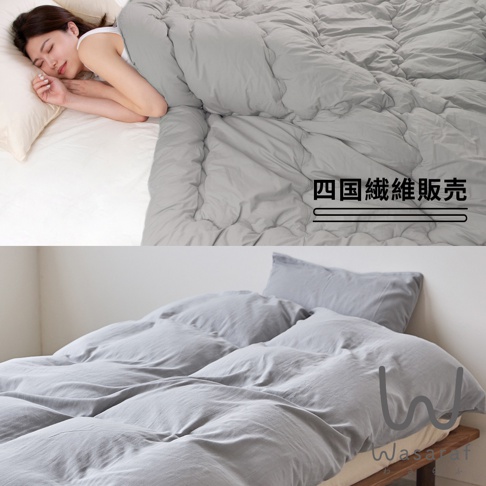 模式B： 一位女子側臥在鋪著灰色被子的床上，畫面下方展示了疊放整齊的灰色被子和枕頭。