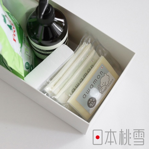 一個白色禮盒內裝有日本桃雪的awamon快乾抗菌起泡洗碗海綿、洗手乳及一片白色海綿