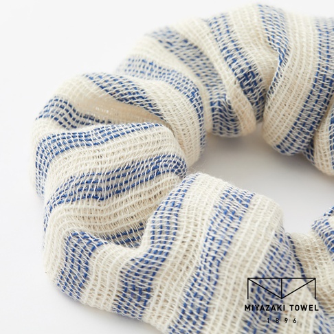 今治有機匹馬棉雙色彈力髮圈，織紋呈現奶油白與藍色細條紋，材質柔軟有彈性。