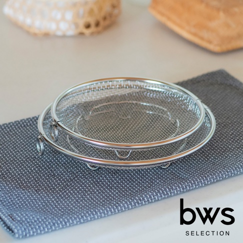 bws SELECTION 簡約不鏽鋼圓形瀝水盤，置於灰色織物上，背景模糊。
