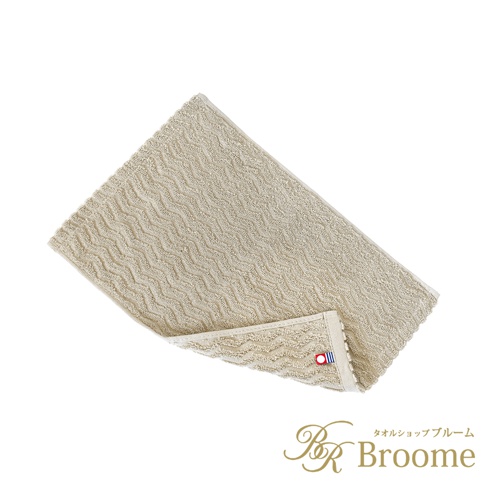 Broome ASH 今治柔韻波紋甘撚手帕，米白色，表面有細緻的波浪緹花織紋，一角有品牌標誌，尺寸約 22x32 公分。