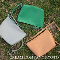 三款京都職人手作隨身側背包，分別為：淺灰色、翠綠色、焦糖色。皮革紋理細膩，款式簡約，搭配細長可調節的肩帶，適合日常攜帶。