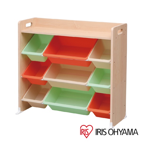 展示一個淺木色木製框架的玩具收納架，架上裝有九個不同尺寸的塑膠收納盒，顏色包含淺綠色、橘色和米色。收納架頂部有兩個提把孔。