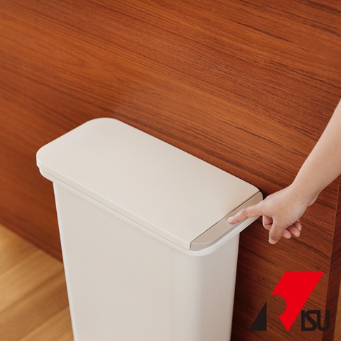 H&H系列20公升白色按壓式垃圾桶，設有淺灰色按鈕，搭配木質背景。