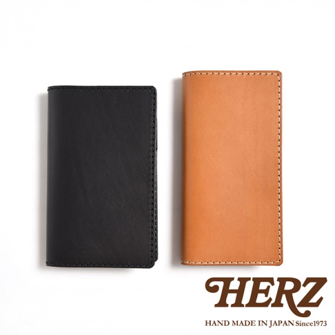 兩個職人手作皮革輕便記事本書套，一個為黑色，一個為棕色，皆為皮革材質，邊緣有縫線裝飾。