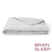 太空科技調溫被-雙人被，淺灰色，縫有方格紋，材質柔軟，呈現折疊狀態。