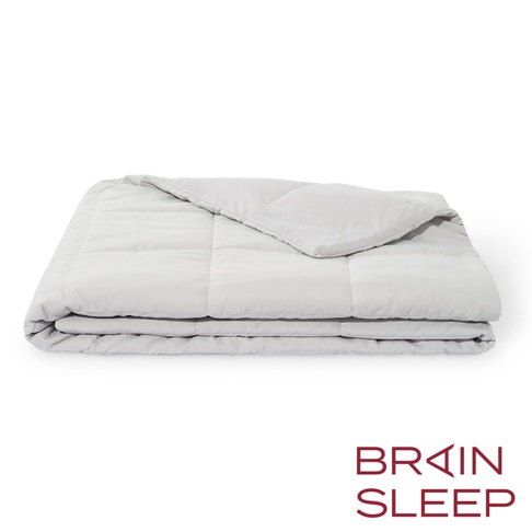 太空科技調溫被-雙人被，淺灰色，縫有方格紋，材質柔軟，呈現折疊狀態。