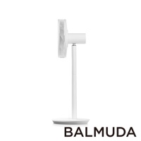 The GreenFan 風扇，白色，採用簡約設計，具有細緻網格的扇葉和直立式支架，搭配圓形底座，整體呈現現代感。