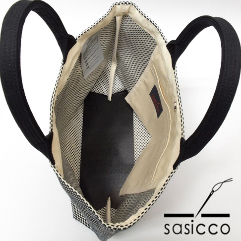 三河木綿刺子織經典托特包，黑色提把，包身以黑白格紋刺子織布料製成，內部有米色內襯、隔層及小口袋，底部有黑色皮革加固。