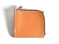 淺棕色皮革方形短夾，頂部有金色拉鍊及咖啡色皮革拉頭，邊緣使用米白色縫線車縫。