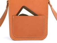 職人手作皮革經典皮扣單肩包 (CP-97)，經典棕色皮革，設計簡約，正面有一個可置物的口袋，口袋內放有一張卡片，包款配有皮革背帶。