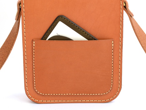 職人手作皮革經典皮扣單肩包 (CP-97)，經典棕色皮革，設計簡約，正面有一個可置物的口袋，口袋內放有一張卡片，包款配有皮革背帶。