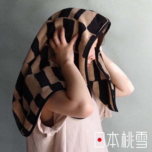日本桃雪戶外格紋棉柔迷你浴巾，一人頭部蓋著格紋毛巾