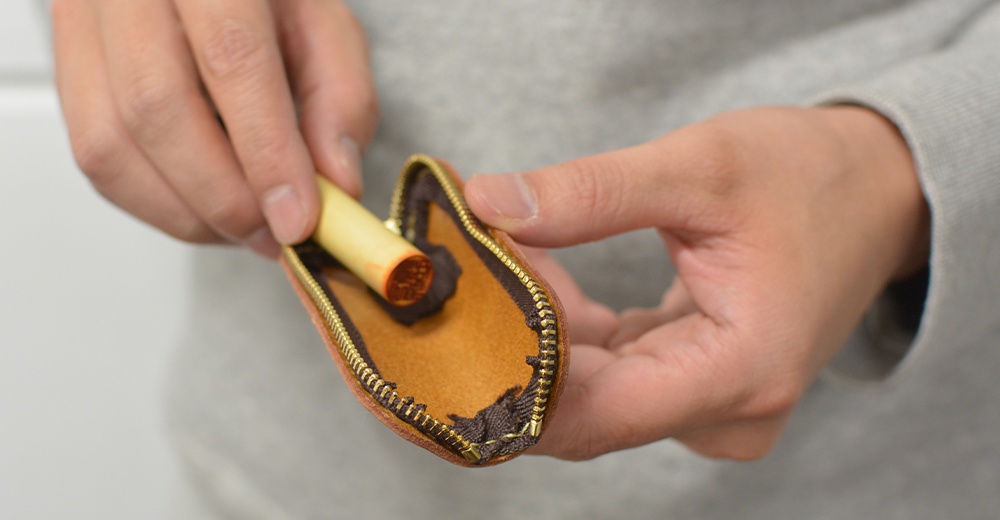 職人手作皮革印章收納袋 KZ-121，展示棕色皮革材質，內有印章，金色拉鍊。