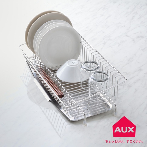 不鏽鋼長形瀝水籃，內含多個白色盤子、一個白色碗、兩支木筷以及兩個透明玻璃杯。