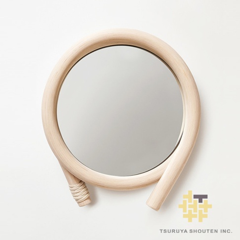 藤編圓鏡，鏡框由淺色天然藤條彎曲製成，形成獨特造型，底部藤條纏繞細節。