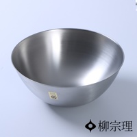 一個不鏽鋼調理盆，直徑約27公分，呈現銀色金屬光澤，表面帶有細緻的拉絲紋理，盆身呈圓弧形。