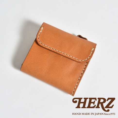 日本職人手作HERZ皮革短夾，採用質感棕色Stare皮革製成，呈現簡約方形設計，搭配精緻的淺色縫線細節，整體展現手工藝質感。