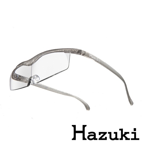 葉月抗藍光放大鏡，銀灰色鏡架，透明鏡片，鏡臂上印有「Hazuki」字樣。