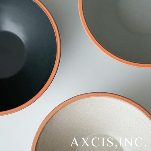 PURE 素燒陶瓷沙拉碗，展示黑色、灰色及米白色三種顏色，碗口邊緣為裸色陶土，材質為陶瓷。