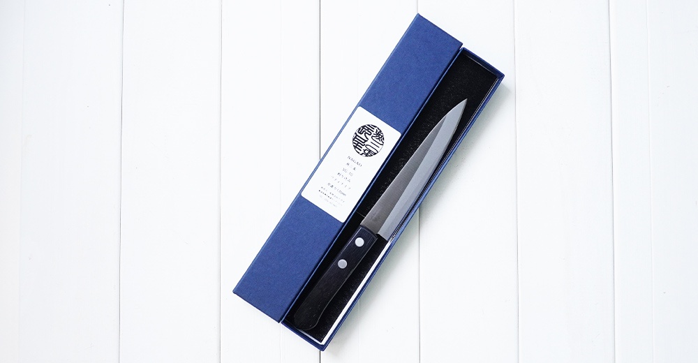 燕三條 VG-10 不鏽鋼水果刀，刀刃長 13.5cm，配有黑色手柄，裝於藍色禮盒中。