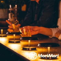 LED T-Light LOUNGE 工型造型燈，設有黑色圓形燈罩及金屬圓形底座，燈座中心為直立式金屬桿，散發溫暖黃光，營造氣氛。