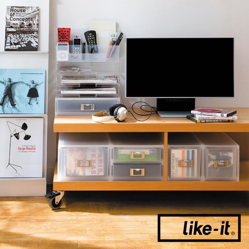 透明可疊式A4文件收納盒，有寬版設計，附有灰色抽屜和金色把手，可堆疊收納。