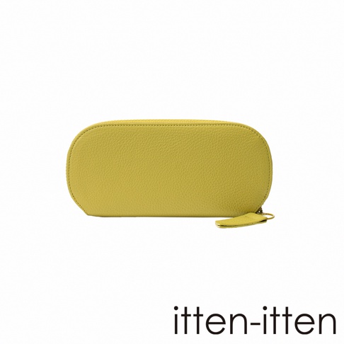 itten-itten 品牌黃綠色荔枝紋皮革圓角長夾，底部有同色系皮革拉環