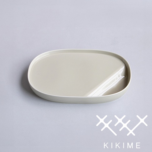 淺米色波佐見燒橢圓主菜盤，帶有醬料凹槽，陶瓷材質，簡約設計。