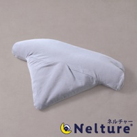 淺灰色瑜珈感安睡枕，採用柔軟布料製成，設計獨特，能支撐頭部與頸部，提供舒適的睡眠體驗。