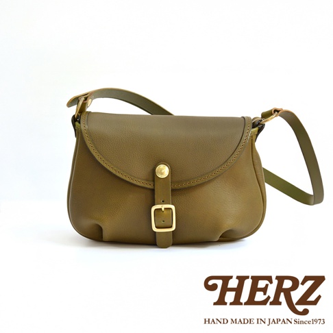 HERZ 職人手作皮革休閒旅行馬鞍包，軍綠色 Stare 皮革，搭配金色扣環，側面視角。