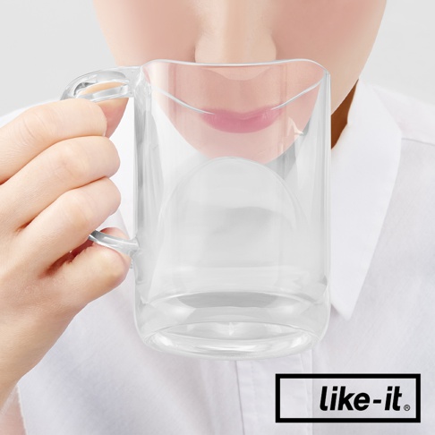透明玻璃漱口杯，具有雙層設計和波浪形杯口，由手持飲用。