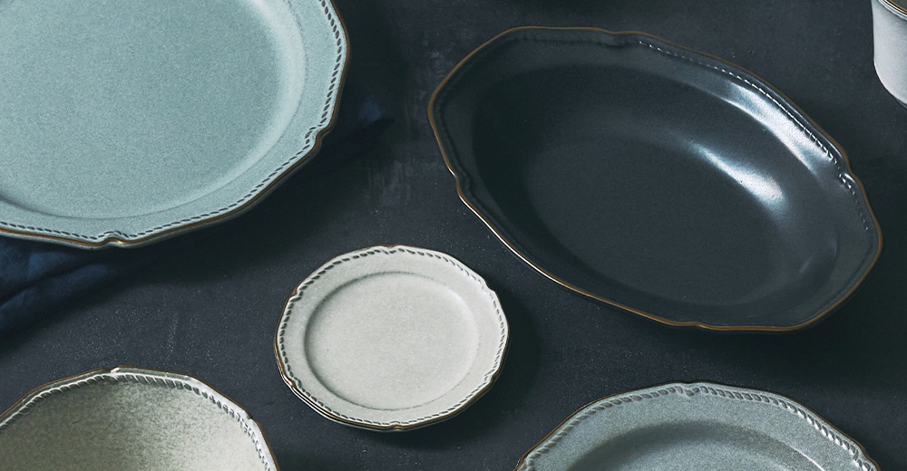 Aito Stitch 系列美濃燒金彩浮雕橢圓深盤，以溫潤質感的釉色和精緻的金邊細節，展現優雅食器美學。