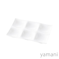 白色陶瓷六格小菜盤，邊緣略帶弧度，表面光滑，每個格子呈方形凹槽設計。