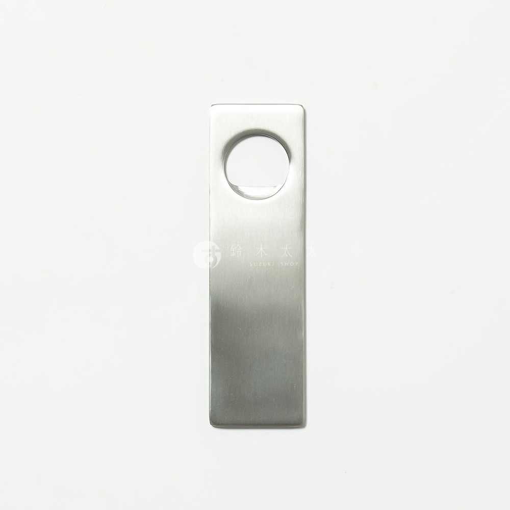 簡約長方形不鏽鋼開瓶器，頂部有圓形開口，呈現銀灰色拉絲金屬質感。