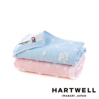 兩條今治純棉點點紗布毛巾，一條為淺藍色，另一條為粉紅色，皆帶有白色點點圖案。