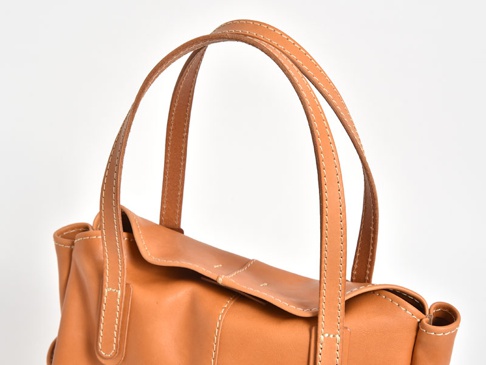 取っ手は薄手の上着で丁度肩掛けが出来るくらいの長さです(厚手のコートなどでは肩掛けがタイトになることもあります)。