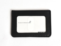 職人手作皮革橫式票券收納夾 (KC-36)，黑色皮革外觀，設有透明票卡夾層，內有品牌標誌與文字。