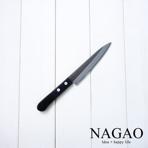 一把燕三條 VG-10 不鏽鋼水果刀，刀身銀色，刀柄黑色，刀柄上有兩個白色鉚釘。