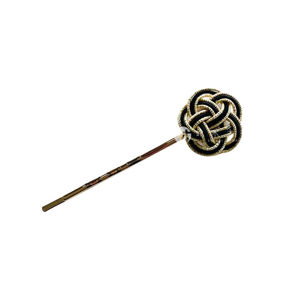 金絲編織而成的水引花結，搭配金色髮簪，設計精緻，風格典雅。