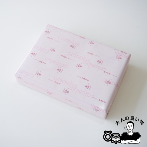 Columbin 綜合巧克力夾心餅乾禮盒，粉色包裝紙印有品牌 Logo 和日文。