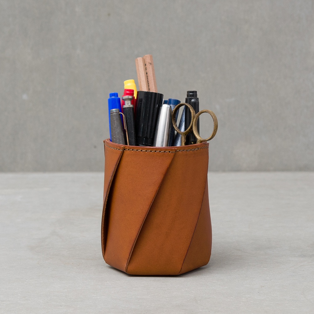 職人手作皮革Organ六角收納筆筒，咖啡色皮革，內含多支筆、鉛筆及剪刀。