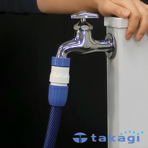 轉接頭L，由藍色和白色塑料製成，連接到一個銀色水龍頭，下方連接藍色網紋水管。