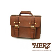 棕色皮革雙扣單肩包，配有金色釦環、皮帶和頂部提把。