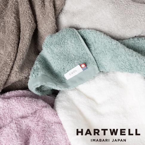 CUOL 今治柔彈低摩擦美肌浴巾，展現柔順質感，共有淺綠、淡紫、米白與灰褐色等四種顏色，浴巾表面佈滿細緻絨毛，觸感溫和。